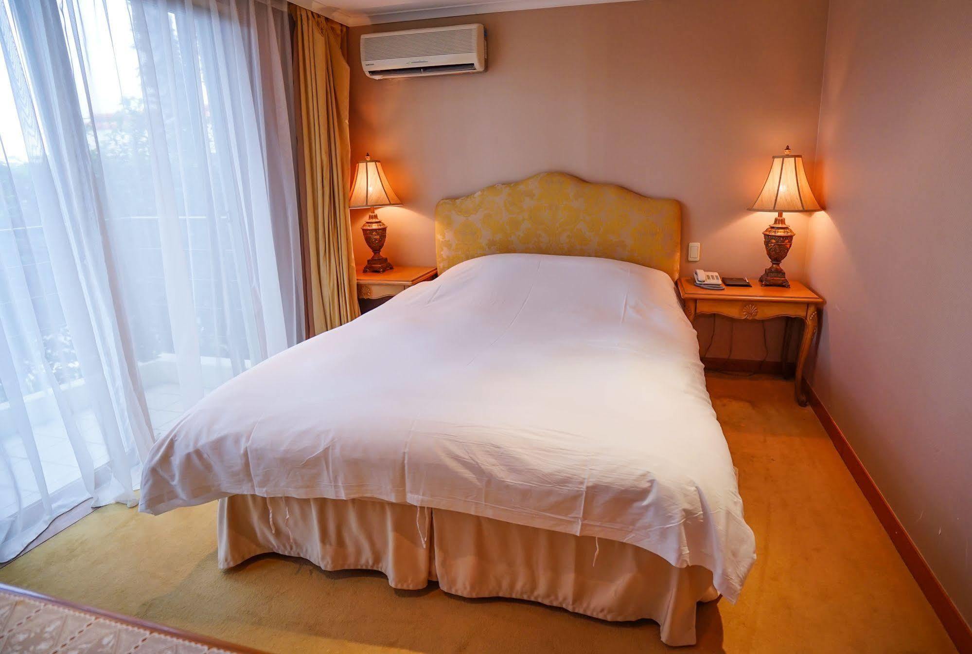 Lake Hills Jeju Resort Seogwipo Ngoại thất bức ảnh